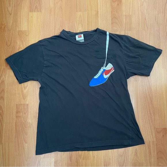 Vintage Nike Men’s Track Shoe Over Shoulder T-Shirt Size Large
